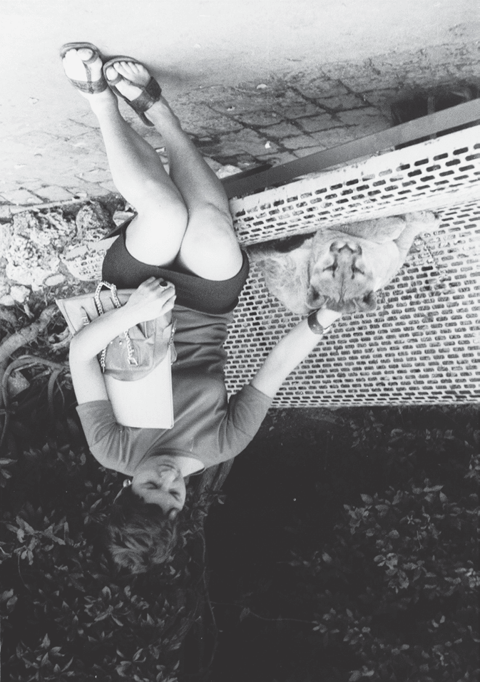 Simone Forti with a lion cub at the Giardino image